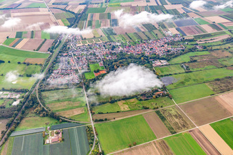 Vue oblique de Village sous les nuages d'automne à Winden dans le département Rhénanie-Palatinat, Allemagne