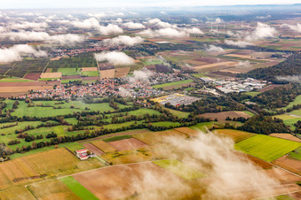 Vue aérienne de Village sous les nuages d'automne à Rohrbach dans le département Rhénanie-Palatinat, Allemagne