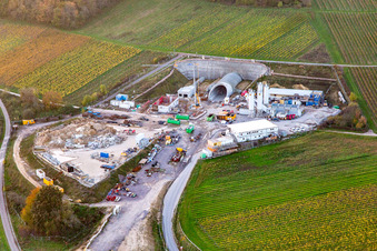 Chantier de construction du portail est du tunnel Astrid pour le passage souterrain et le contournement de Bad Bergzabern entre la B38 (Weinstraße) et la B427 (Kurtalstraße) à Dörrenbach dans le département Rhénanie-Palatinat, Allemagne vue du ciel