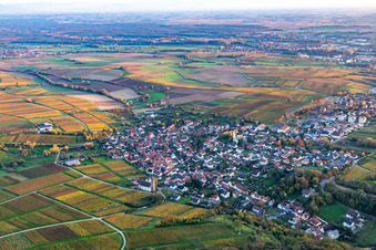 Vue aérienne de Village du nord-ouest dans les feuilles d'automne à le quartier Rechtenbach in Schweigen-Rechtenbach dans le département Rhénanie-Palatinat, Allemagne