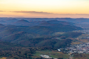 Vue aérienne de Forêt du Palatinat vue du sud-est à Bad Bergzabern dans le département Rhénanie-Palatinat, Allemagne