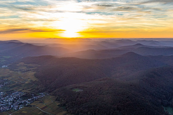 Vue aérienne de Coucher de soleil sur la forêt du Palatinat à le quartier Rechtenbach in Schweigen-Rechtenbach dans le département Rhénanie-Palatinat, Allemagne