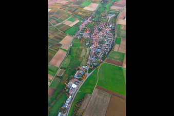 Vue aérienne de Village de rue vu de l'ouest à le quartier Kapellen in Kapellen-Drusweiler dans le département Rhénanie-Palatinat, Allemagne