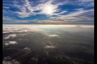 Vue aérienne de Brume et nuages au-dessus de la Lorraine à Kröppen dans le département Rhénanie-Palatinat, Allemagne