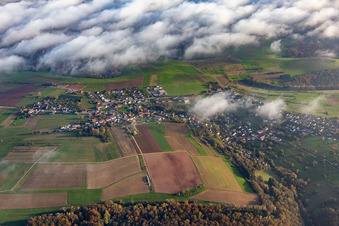 Vue aérienne de Village du nord-ouest sous les nuages à Kröppen dans le département Rhénanie-Palatinat, Allemagne