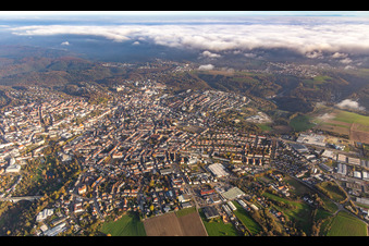 Vue aérienne de Ville vue de l'ouest à Pirmasens dans le département Rhénanie-Palatinat, Allemagne