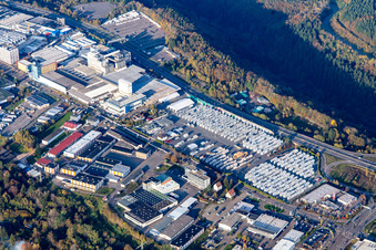 Vue aérienne de Zone industrielle West Zweibrücker Straße avec Kömmerling Chemical Factory GmbH à le quartier Fehrbach in Pirmasens dans le département Rhénanie-Palatinat, Allemagne