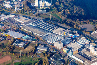 Vue aérienne de Zone industrielle West Zweibrücker Straße avec Kömmerling Chemical Factory GmbH à le quartier Fehrbach in Pirmasens dans le département Rhénanie-Palatinat, Allemagne