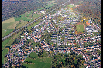 Vue aérienne de Village sur l'A6 en venant du sud à le quartier Erbach in Homburg dans le département Sarre, Allemagne