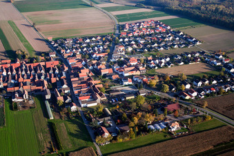 Vue aérienne de Village vu de l'ouest à le quartier Hayna in Herxheim bei Landau dans le département Rhénanie-Palatinat, Allemagne