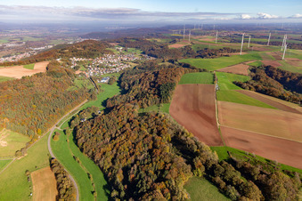 Vue aérienne de Village du sud-ouest en contrebas du parc éolien de Sickinger Höhe à Lambsborn dans le département Rhénanie-Palatinat, Allemagne
