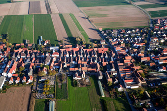 Vue aérienne de Village vu de l'ouest à le quartier Hayna in Herxheim bei Landau dans le département Rhénanie-Palatinat, Allemagne