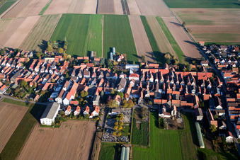 Vue aérienne de Cimetière à le quartier Hayna in Herxheim bei Landau dans le département Rhénanie-Palatinat, Allemagne