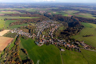 Vue aérienne de Village vu de l'ouest à le quartier Mörsbach in Zweibrücken dans le département Rhénanie-Palatinat, Allemagne