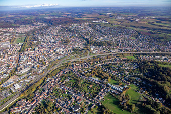 Vue aérienne de Tracé de l'autoroute A8 le long de la ville à le quartier Bubenhausen in Zweibrücken dans le département Rhénanie-Palatinat, Allemagne