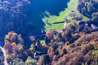 Vue aérienne de Chapelle de Walpurgis au château de Gutenbrunnen dans la vallée de Bittensbach à le quartier Wörschweiler in Homburg dans le département Sarre, Allemagne