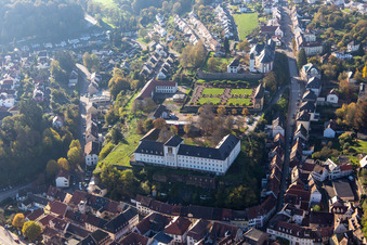 Vue aérienne de Sainte-Anne et Saint-Philippe (église du château), orangerie et château baroque au-dessus de la ville à Blieskastel dans le département Sarre, Allemagne