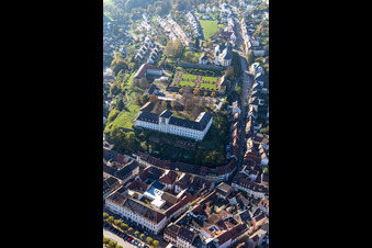 Vue aérienne de Sainte-Anne et Saint-Philippe (église du château), orangerie et château baroque au-dessus de la ville à Blieskastel dans le département Sarre, Allemagne