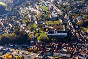 Photographie aérienne de Sainte-Anne et Saint-Philippe (église du château), orangerie et château baroque au-dessus de la ville à Blieskastel dans le département Sarre, Allemagne