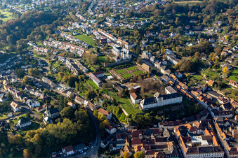 Vue oblique de Sainte-Anne et Saint-Philippe (église du château), orangerie et château baroque au-dessus de la ville à Blieskastel dans le département Sarre, Allemagne