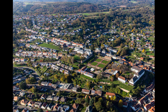 Sainte-Anne et Saint-Philippe (église du château), orangerie et château baroque au-dessus de la ville à Blieskastel dans le département Sarre, Allemagne d'en haut