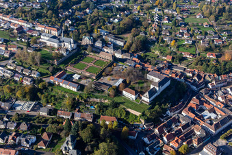 Sainte-Anne et Saint-Philippe (église du château), orangerie et château baroque au-dessus de la ville à Blieskastel dans le département Sarre, Allemagne hors des airs