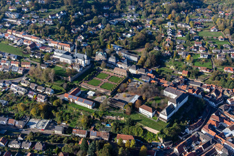 Sainte-Anne et Saint-Philippe (église du château), orangerie et château baroque au-dessus de la ville à Blieskastel dans le département Sarre, Allemagne vue d'en haut