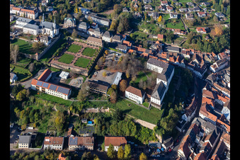 Sainte-Anne et Saint-Philippe (église du château), orangerie et château baroque au-dessus de la ville à Blieskastel dans le département Sarre, Allemagne depuis l'avion