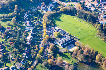 Vue aérienne de Salle du château Kirkel et terrain de sport du SV Kirkel à le quartier Kirkel-Neuhäusel in Kirkel dans le département Sarre, Allemagne