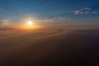 Vue aérienne de Coucher de soleil sur les Vosges du Nord et la forêt du Palatinat à Climbach dans le département Bas Rhin, France