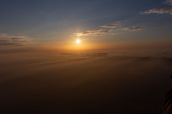 Vue aérienne de Coucher de soleil sur les Vosges du Nord et la forêt du Palatinat à Climbach dans le département Bas Rhin, France