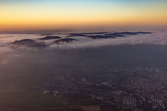 Vue aérienne de Queichtal et forêt du Palatinat dans les nuages le soir à Landau in der Pfalz dans le département Rhénanie-Palatinat, Allemagne
