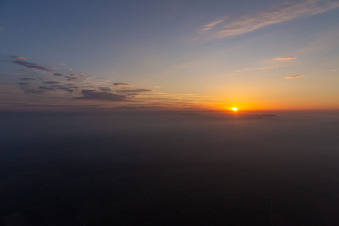 Vue aérienne de Coucher de soleil sur les Vosges du Nord et la forêt du Palatinat à Wissembourg dans le département Bas Rhin, France
