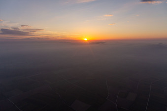 Vue aérienne de Coucher de soleil sur les Vosges du Nord et la forêt du Palatinat à Wissembourg dans le département Bas Rhin, France