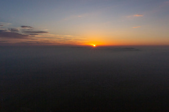 Photographie aérienne de Coucher de soleil sur les Vosges du Nord et la forêt du Palatinat à Wissembourg dans le département Bas Rhin, France