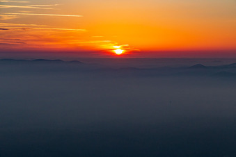 Coucher de soleil sur les Vosges du Nord et la forêt du Palatinat à Wissembourg dans le département Bas Rhin, France d'en haut