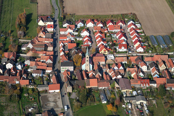 Vue aérienne de Vue sur le village à Erlenbach bei Kandel dans le département Rhénanie-Palatinat, Allemagne