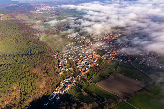Vue aérienne de Village au bord des nuages à Oberotterbach dans le département Rhénanie-Palatinat, Allemagne
