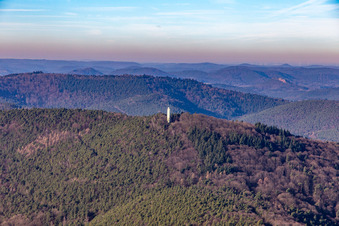 Vue aérienne de La tour de Stäffelsberg en hiver à Dörrenbach dans le département Rhénanie-Palatinat, Allemagne