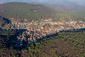 Vue aérienne de La Belle au bois dormant du Palatinat vue du sud à Dörrenbach dans le département Rhénanie-Palatinat, Allemagne
