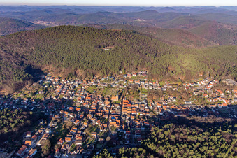 Vue aérienne de La Belle au bois dormant du Palatinat vue du sud à Dörrenbach dans le département Rhénanie-Palatinat, Allemagne