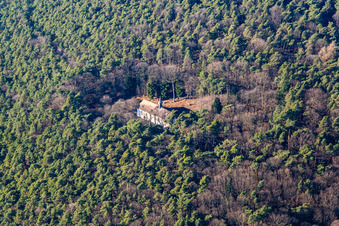 Vue aérienne de Chapelle de Kolmerberg à Dörrenbach dans le département Rhénanie-Palatinat, Allemagne