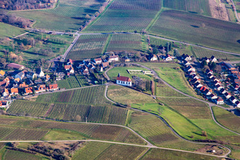Vue aérienne de Chapelle et cimetière Saint-Denys à le quartier Gleiszellen in Gleiszellen-Gleishorbach dans le département Rhénanie-Palatinat, Allemagne