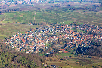 Vue aérienne de Village viticole au bord du Haardt vu du sud-ouest à Klingenmünster dans le département Rhénanie-Palatinat, Allemagne