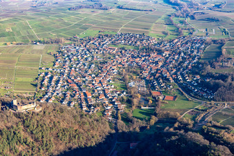 Vue aérienne de Village viticole au bord du Haardt sous les ruines du château de Landeck depuis l'ouest à Klingenmünster dans le département Rhénanie-Palatinat, Allemagne