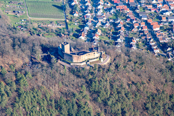 Vue aérienne de Haardtrand avec les ruines du château de Landeck vues de l'ouest à Klingenmünster dans le département Rhénanie-Palatinat, Allemagne