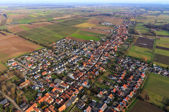Vue aérienne de Vue de la ville depuis le sud-ouest à Freckenfeld dans le département Rhénanie-Palatinat, Allemagne