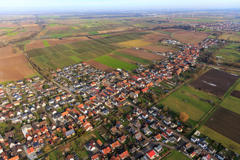 Vue aérienne de Vue de la ville depuis le sud-ouest à Freckenfeld dans le département Rhénanie-Palatinat, Allemagne