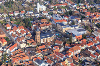Vue aérienne de Marché de l'Épiphanie sur la place du marché à Kandel dans le département Rhénanie-Palatinat, Allemagne