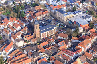 Vue aérienne de Marché de l'Épiphanie sur la place du marché à Kandel dans le département Rhénanie-Palatinat, Allemagne